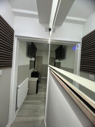 Habitación Triple con balcón del hotel Plaza London. Foto 1