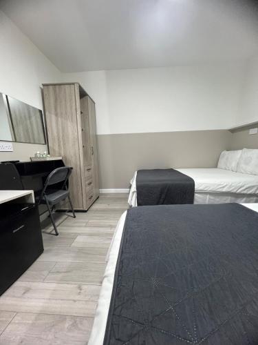 Habitación Triple con balcón del hotel Plaza London. Foto 2