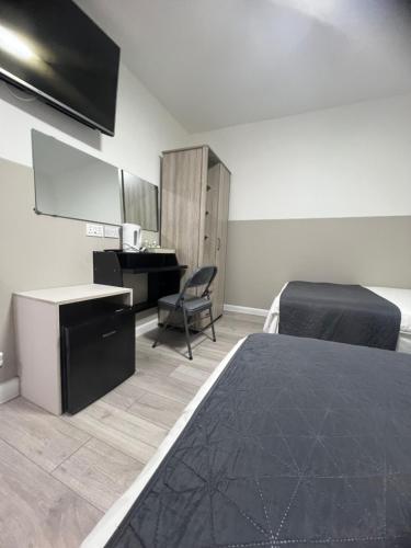 Habitación Triple con balcón del hotel Plaza London. Foto 4