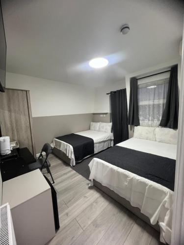 Habitación Triple con balcón del hotel Plaza London. Foto 5