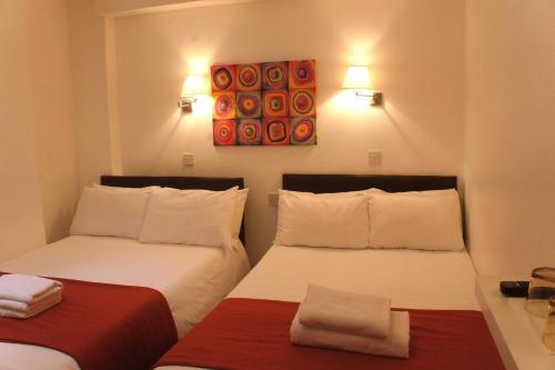 Habitación Familiar con baño privado del hotel Plaza London. Foto 1