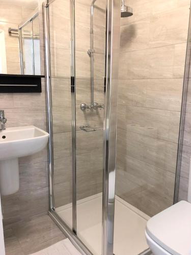 Habitación Familiar con baño privado del hotel Plaza London. Foto 3