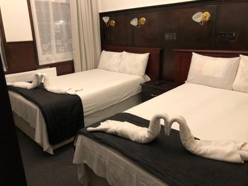 Habitación Familiar con baño privado del hotel Plaza London. Foto 4