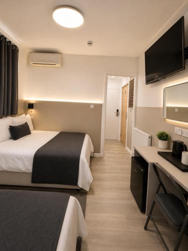 Habitación triple con balcón del hotel Plaza London. Foto 9