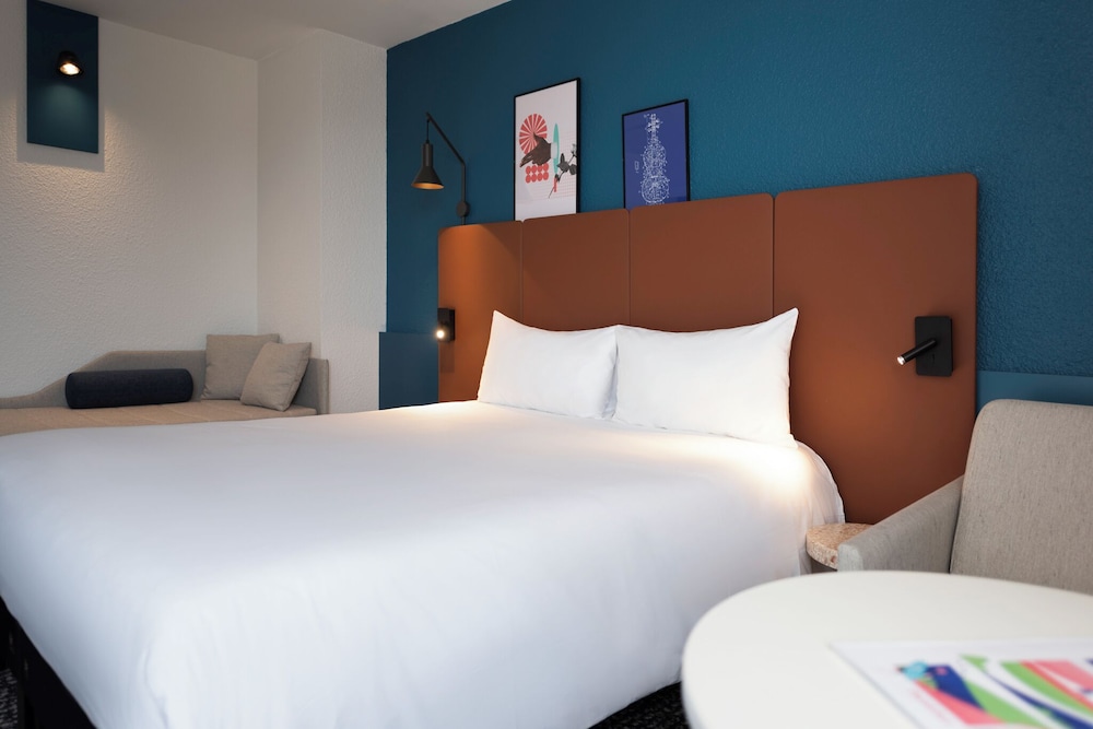 Habitación con 1 cama doble y 1 cama individual del hotel Ibis La Baule Pornichet Plage. Foto 2