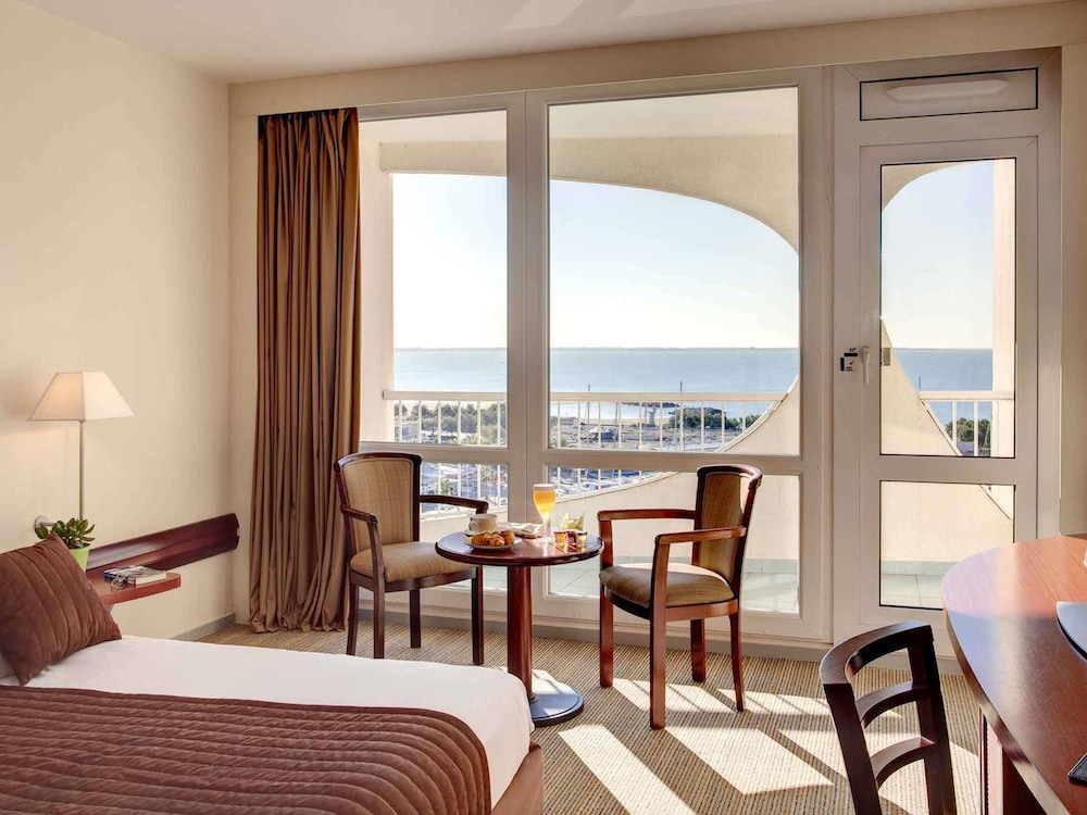 Habitación Clásica con vistas al puerto y al mar y 1 cama doble del hotel Mercure Grande Motte Port. Foto 2