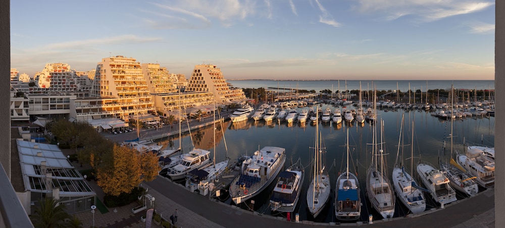 Habitación Clásica con vistas al puerto y al mar y 1 cama doble del hotel Mercure Grande Motte Port. Foto 3