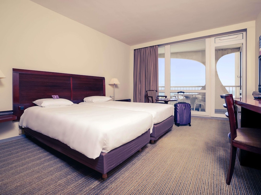 Habitación Clásica con vistas al puerto y al mar y camas individuales del hotel Mercure Grande Motte Port