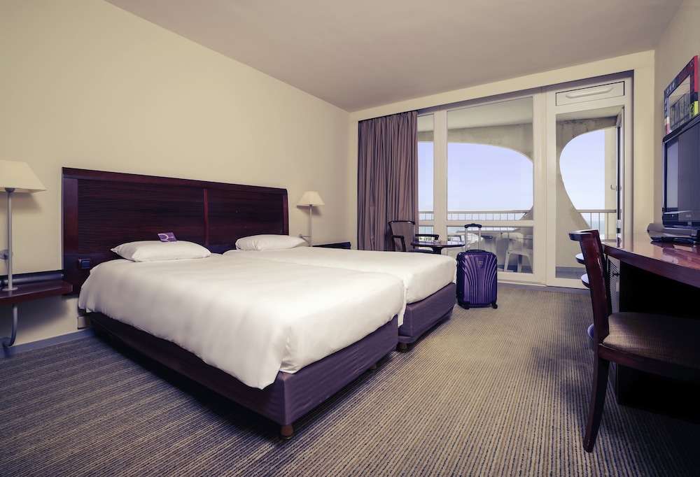 Habitación Clásica con vistas al puerto y al mar y camas individuales del hotel Mercure Grande Motte Port. Foto 1