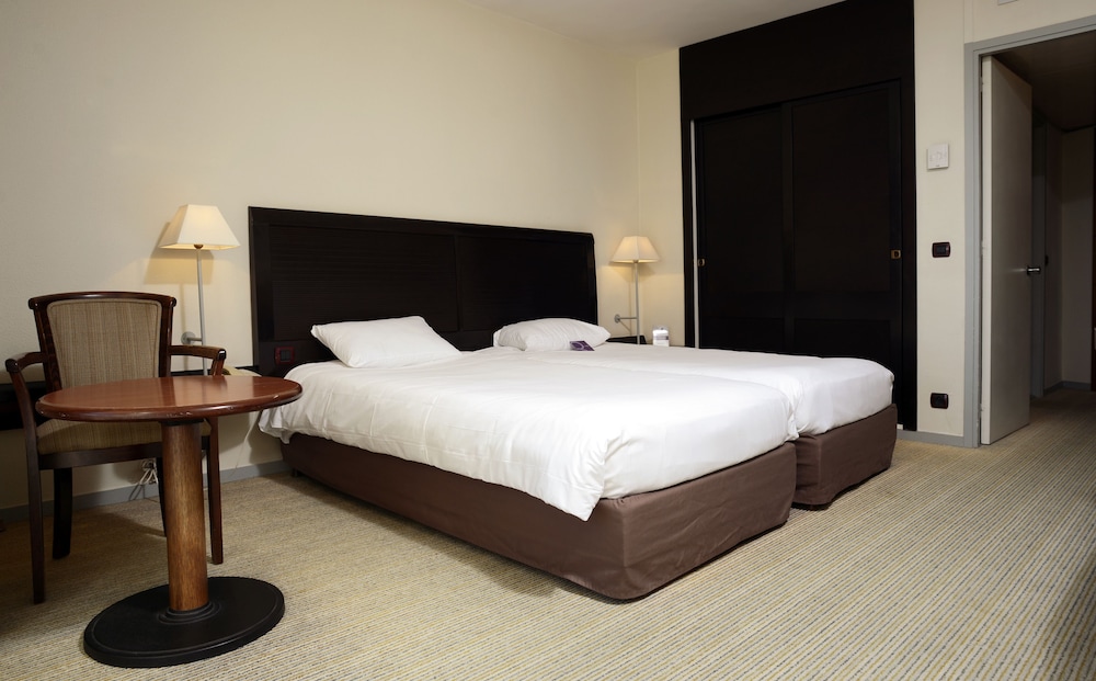 Habitación Clásica con vistas al puerto y al mar y camas individuales del hotel Mercure Grande Motte Port. Foto 2
