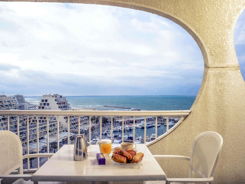 Habitación Clásica con vistas al puerto y al mar y camas individuales del hotel Mercure Grande Motte Port. Foto 3