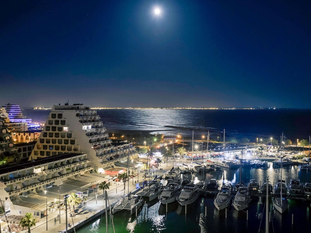 Habitación Clásica con vistas al puerto y al mar y camas individuales del hotel Mercure Grande Motte Port. Foto 4