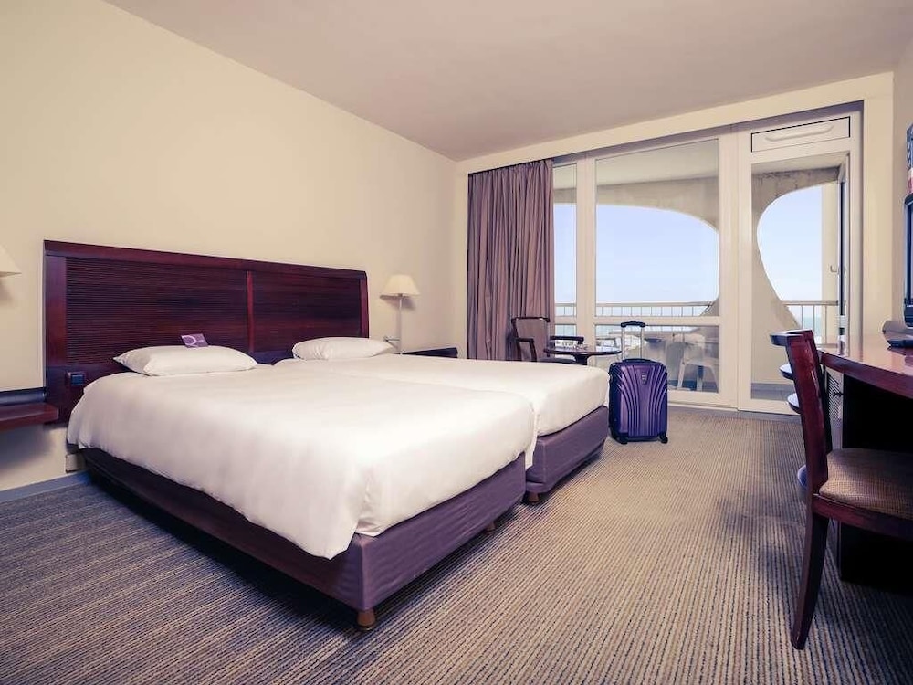 Habitación Clásica con vistas al puerto y al mar y camas individuales del hotel Mercure Grande Motte Port. Foto 5