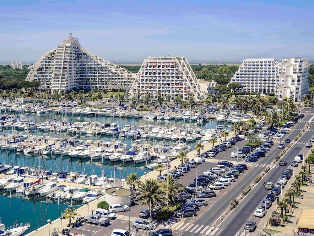 Habitación Clásica con vistas al puerto y al mar y camas individuales del hotel Mercure Grande Motte Port. Foto 6