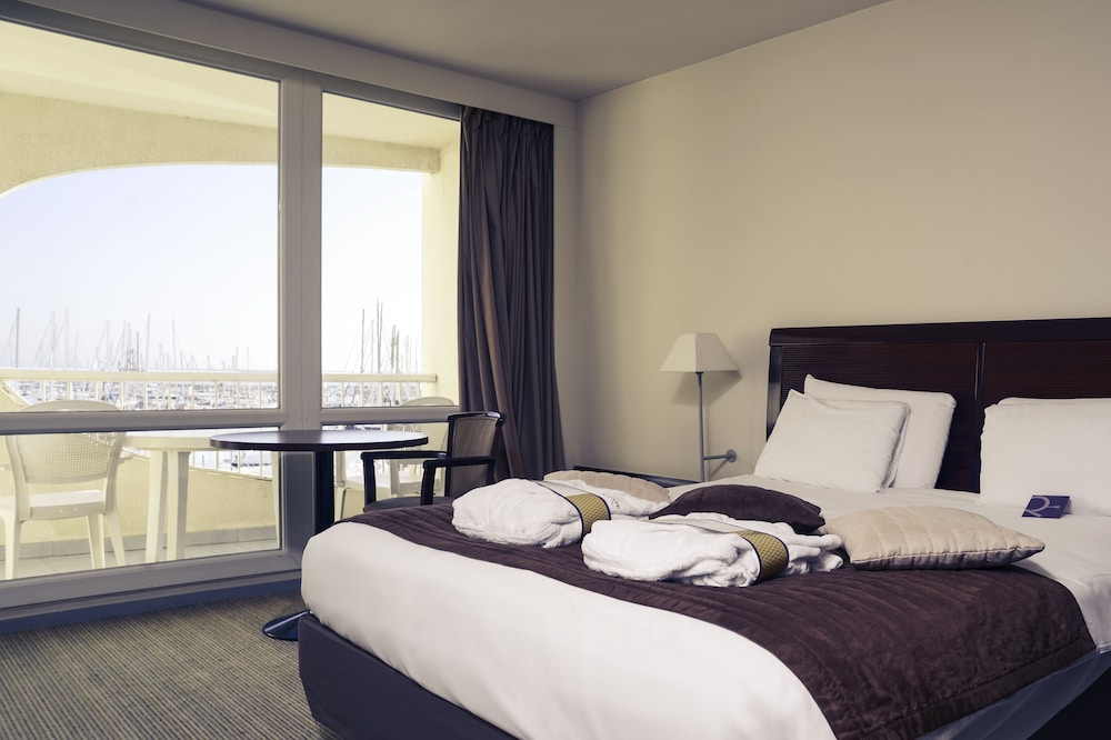 Suite Junior, vistas al puerto y al mar - 1 cama doble y 1 sofá - cama individual del hotel Mercure Grande Motte Port. Foto 1