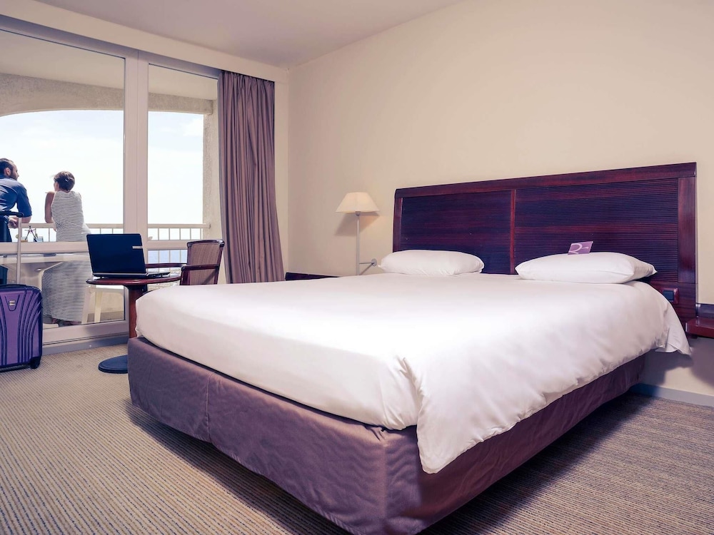 Habitación Clásica con vistas al puerto y al mar y 1 cama doble del hotel Mercure Grande Motte Port. Foto 5