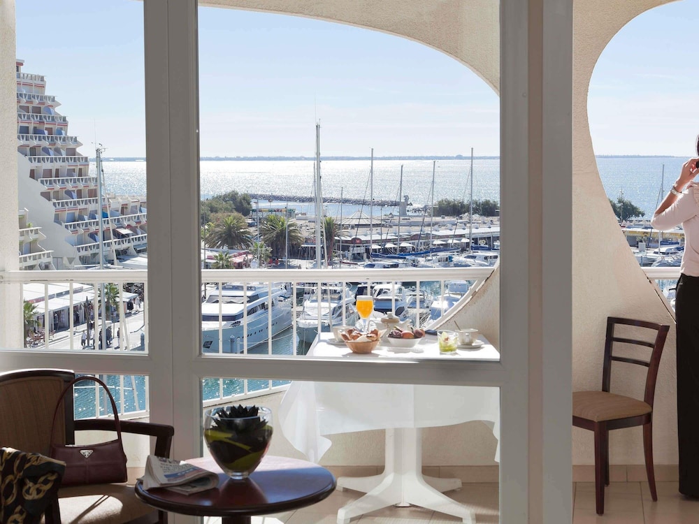 Habitación Clásica con vistas al puerto y al mar y 1 cama doble del hotel Mercure Grande Motte Port. Foto 6