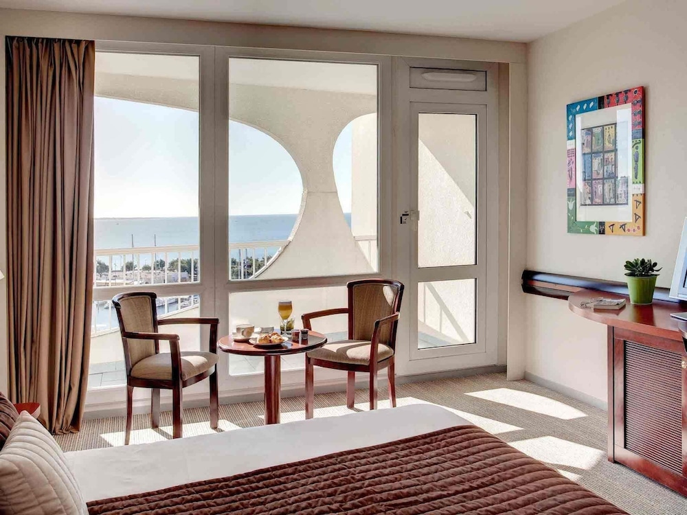Habitación Clásica con vistas al puerto y al mar y camas individuales del hotel Mercure Grande Motte Port. Foto 8