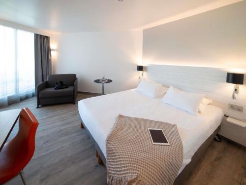 Habitación Classic con una cama doble y un sofá cama individual del hotel Novotel La Grande Motte Golf
