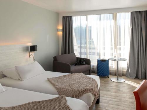 Habitación Classic con una cama doble y un sofá cama individual del hotel Novotel La Grande Motte Golf. Foto 1