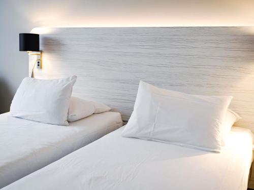 Habitación Classic con una cama doble y un sofá cama individual del hotel Novotel La Grande Motte Golf. Foto 8