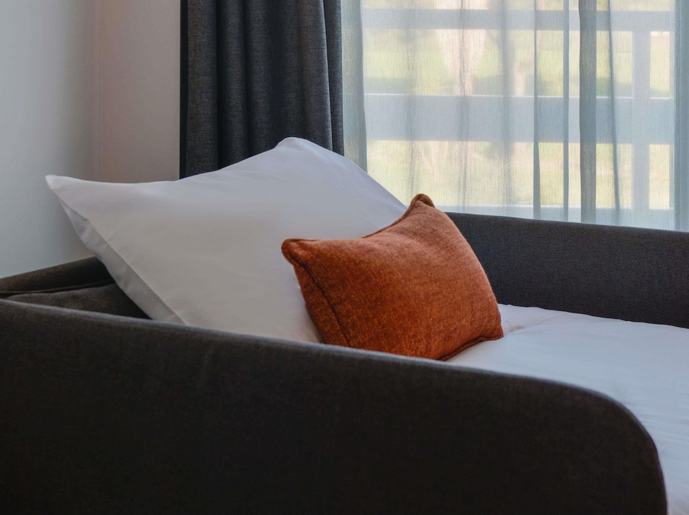 Habitación familiar Classic con una cama doble y un sofá cama doble del hotel Novotel La Grande Motte Golf