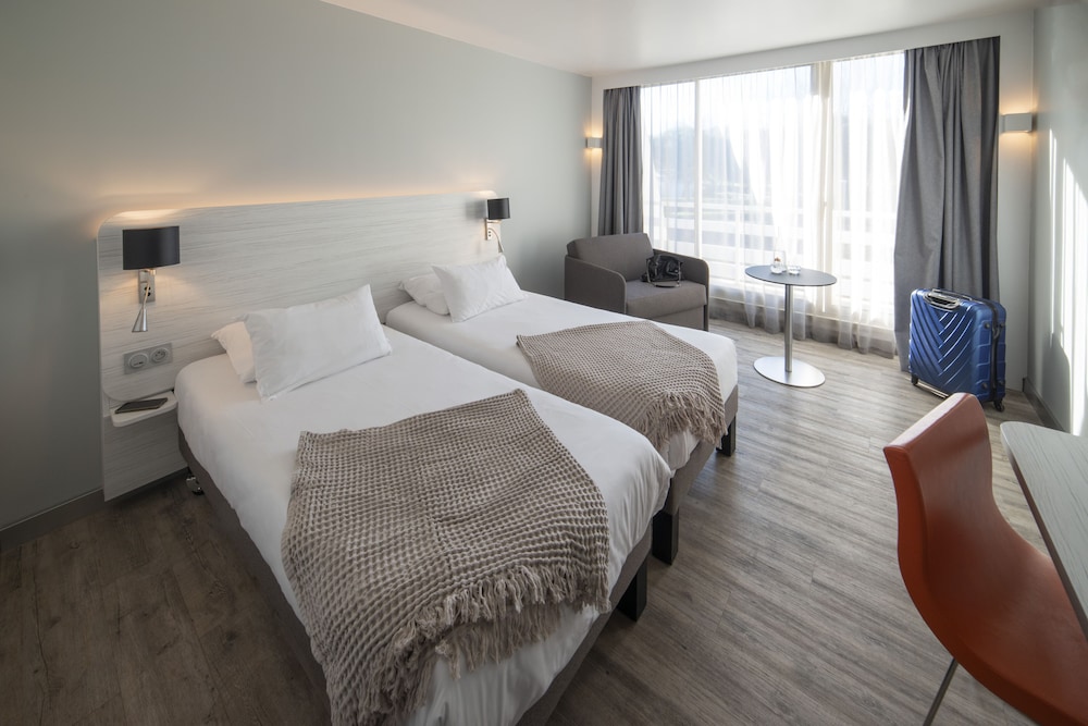 Habitación familiar Classic con una cama doble y un sofá cama doble del hotel Novotel La Grande Motte Golf. Foto 1