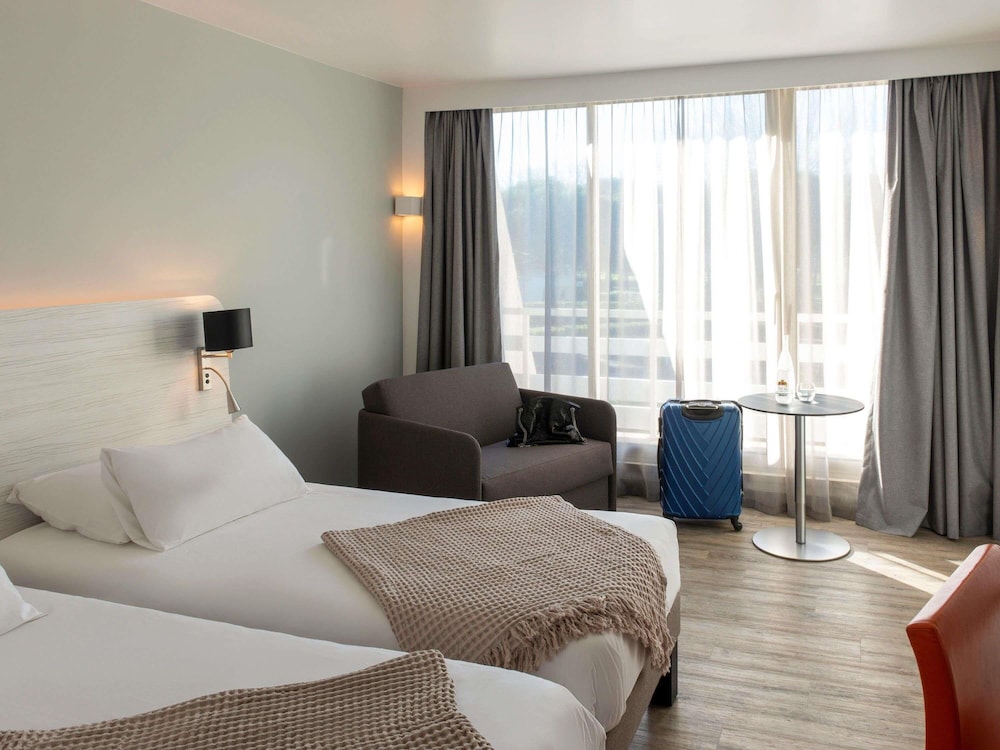 Habitación familiar Classic con una cama doble y un sofá cama doble del hotel Novotel La Grande Motte Golf. Foto 5