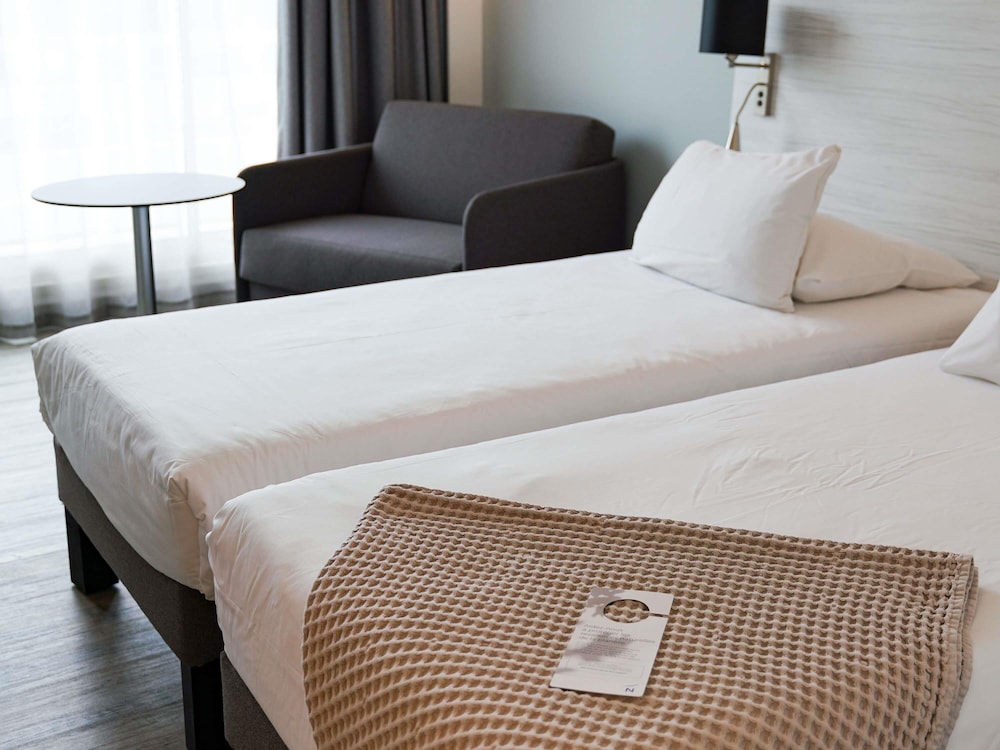 Habitación familiar Classic con una cama doble y un sofá cama doble del hotel Novotel La Grande Motte Golf. Foto 8