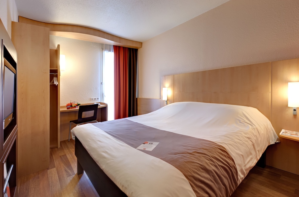 Habitación Estándar con cama doble del hotel Ibis La Roche sur Yon. Foto 3