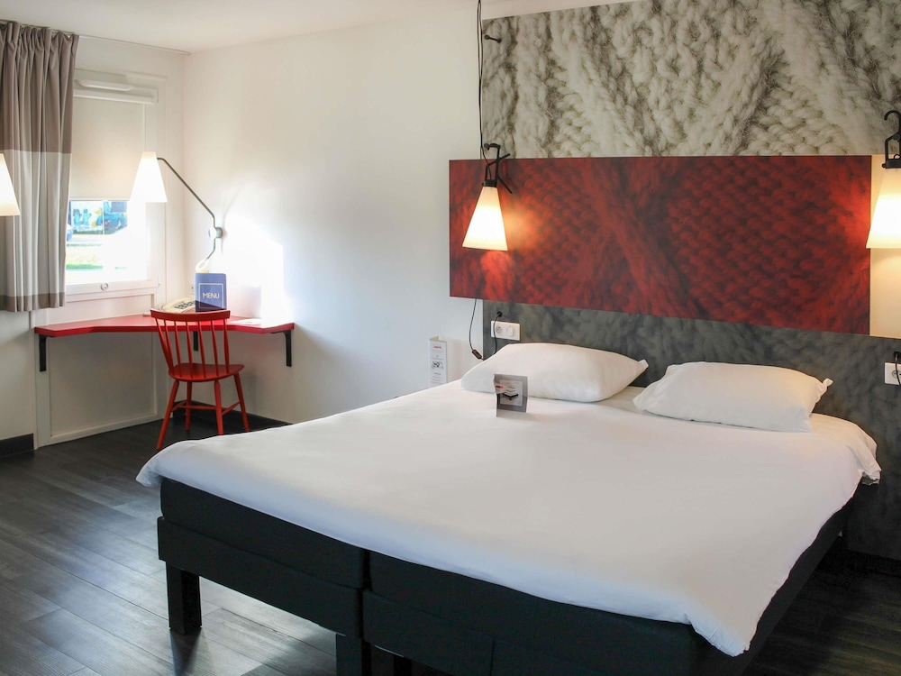 Habitación Estándar con cama doble del hotel Ibis La Roche sur Yon. Foto 6
