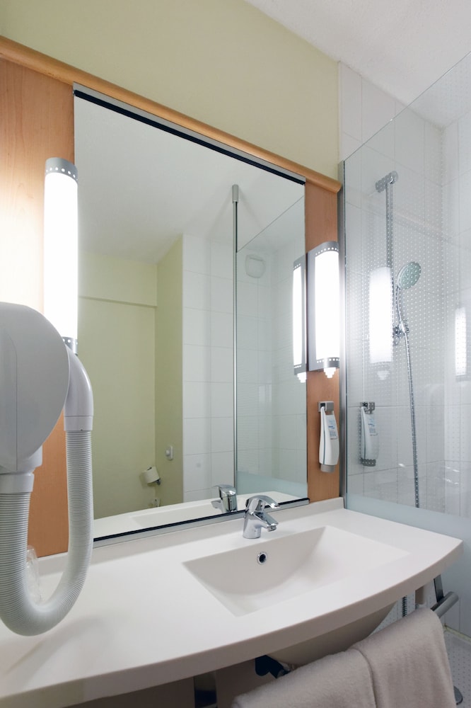 Habitación Estándar con cama doble del hotel Ibis La Roche sur Yon. Foto 7