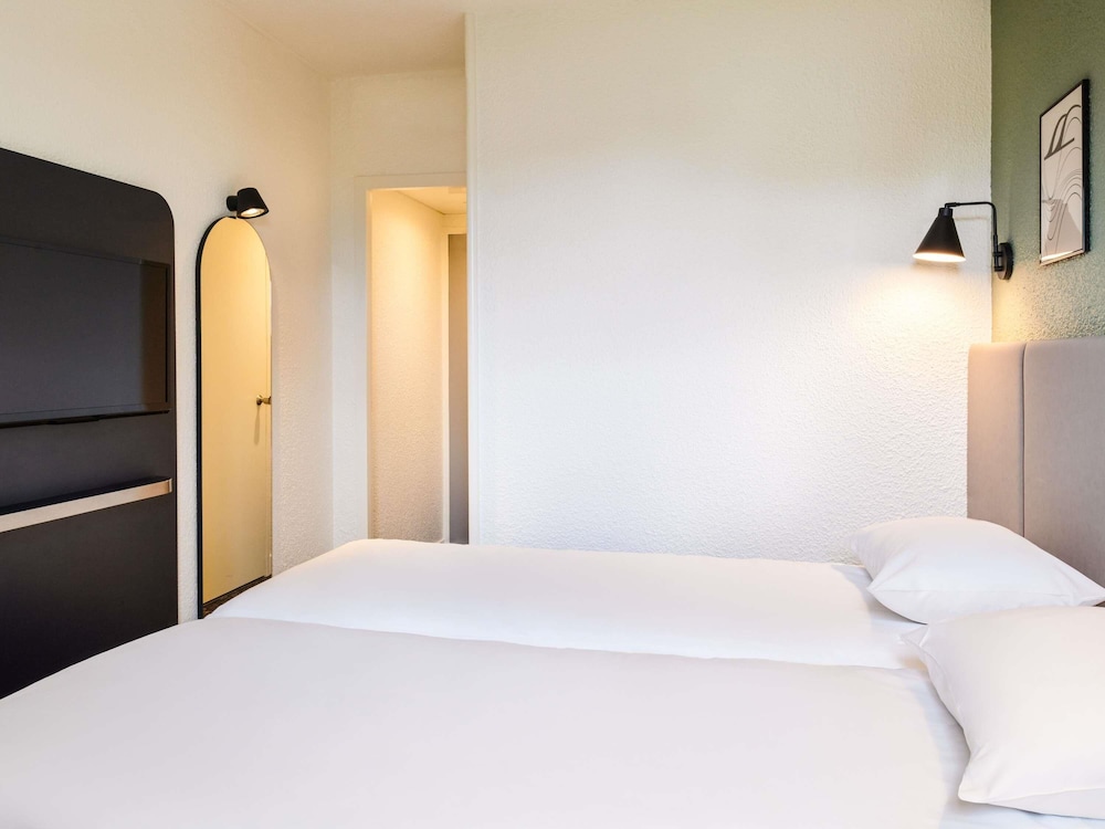 Habitación estándar con 2 camas individuales del hotel Ibis La Roche sur Yon. Foto 2