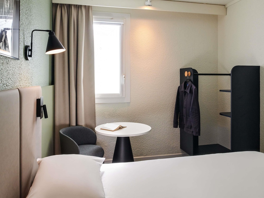 Habitación estándar con 2 camas individuales del hotel Ibis La Roche sur Yon. Foto 3