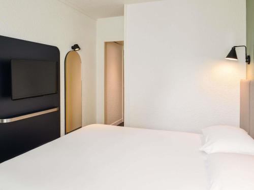 Habitación Superior con cama doble y sofá cama convertible para dos personas del hotel Ibis La Roche sur Yon