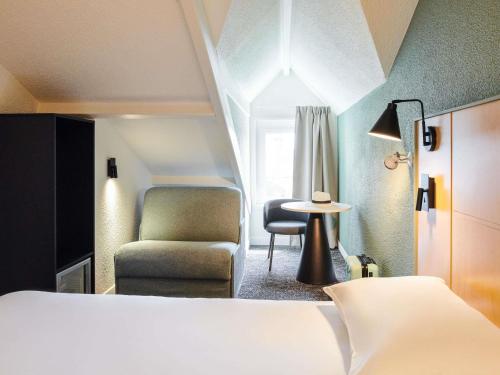 Habitación Superior con cama doble y sofá cama convertible para dos personas del hotel Ibis La Roche sur Yon. Foto 1