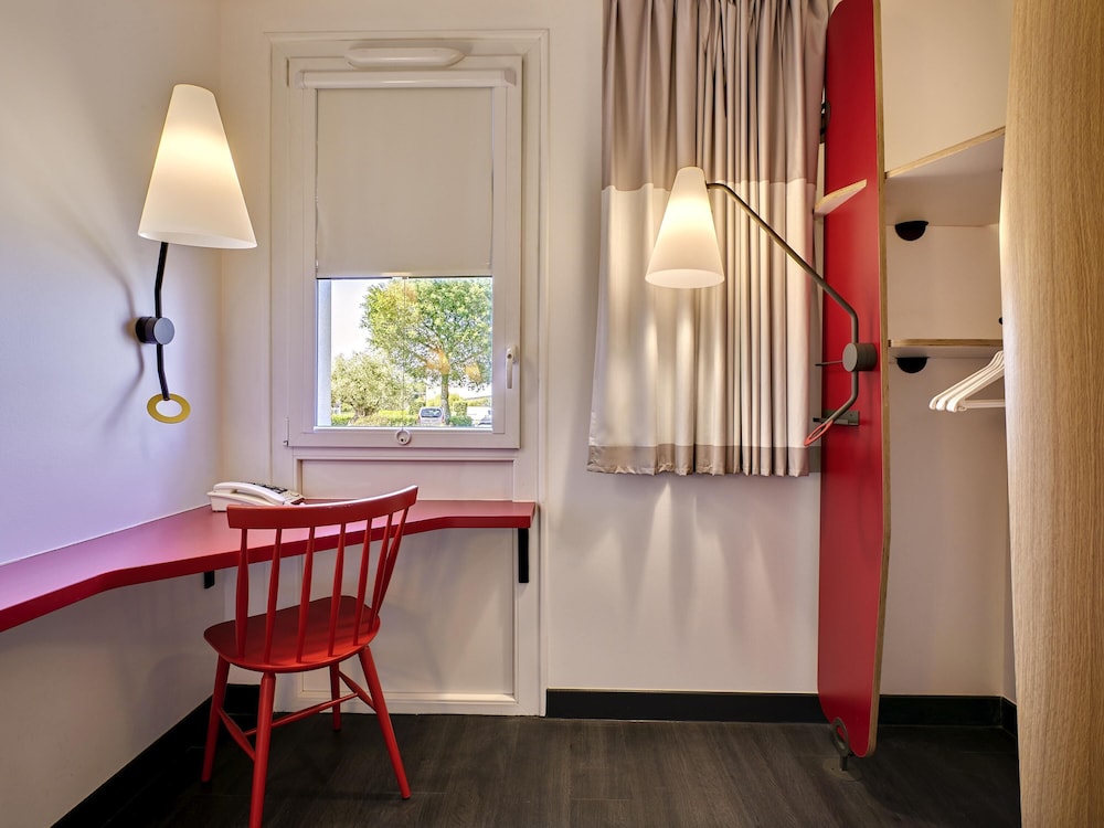 Habitación Estándar con cama doble del hotel Ibis La Roche sur Yon. Foto 8