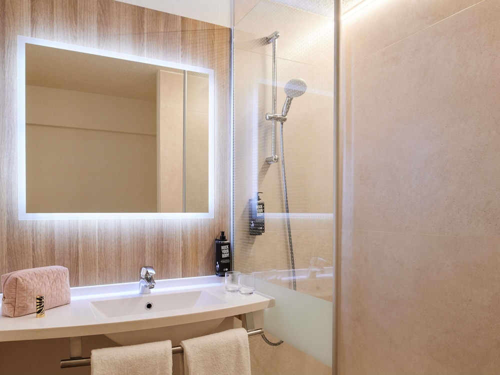 Habitación Estándar con cama doble del hotel Ibis La Roche sur Yon. Foto 10