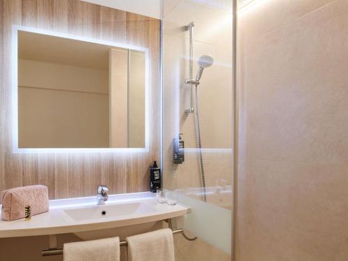 Habitación Superior con cama doble y sofá cama convertible para dos personas del hotel Ibis La Roche sur Yon. Foto 4