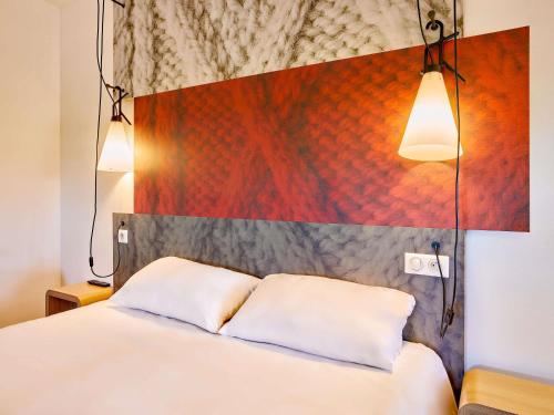 Habitación Superior con cama doble y sofá cama convertible para dos personas del hotel Ibis La Roche sur Yon. Foto 5