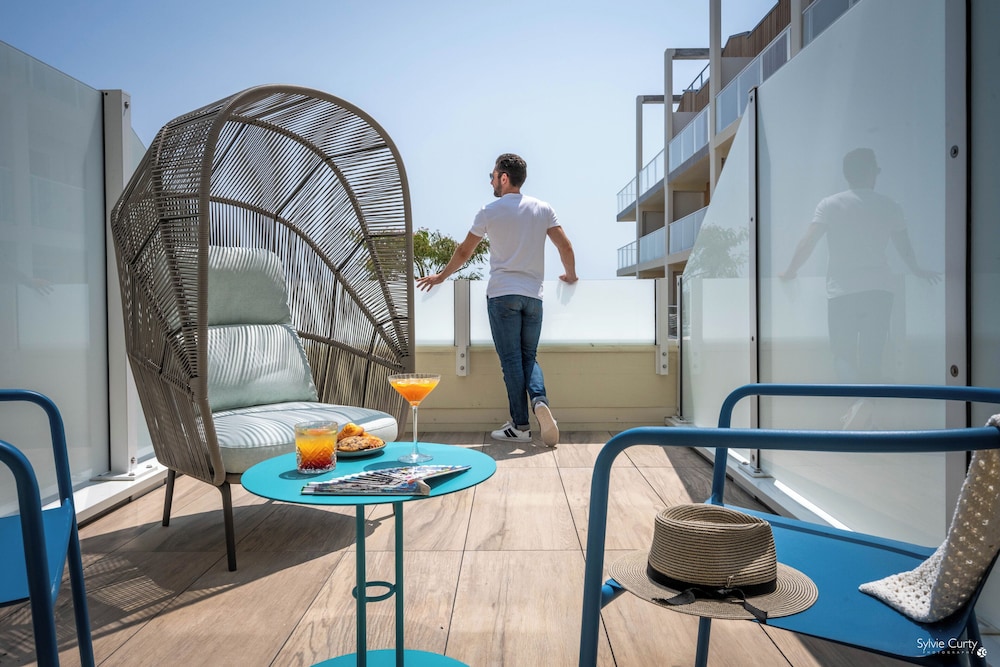 Habitación Doble con Terraza del hotel Mercure La Rochelle Vieux-port. Foto 10