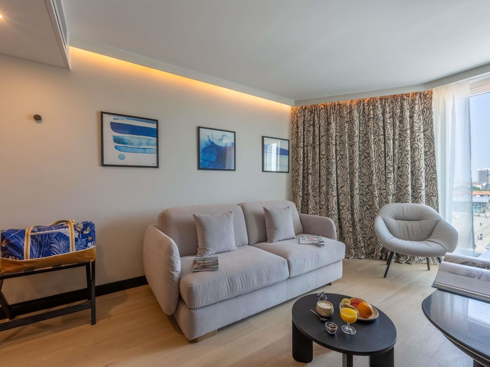 Suite Junior con vistas al puerto del hotel Mercure La Rochelle Vieux-port. Foto 6