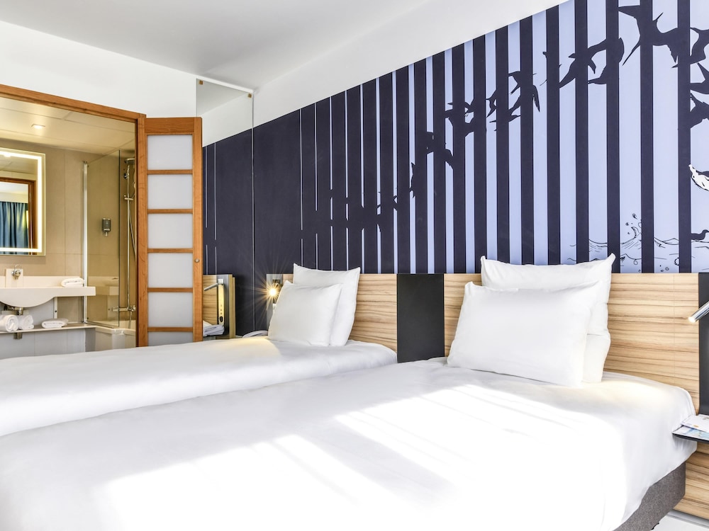 Habitacion con 2 camas individuales, lado Patio del hotel Novotel La Rochelle Centre