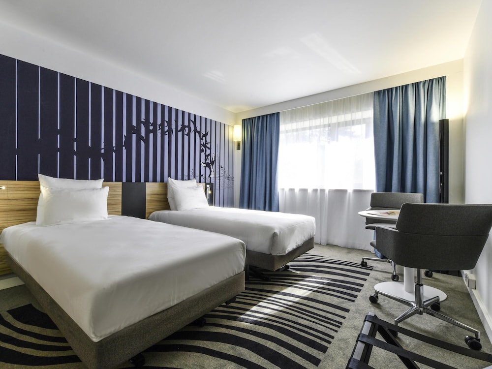 Habitacion con 2 camas individuales, lado Patio del hotel Novotel La Rochelle Centre. Foto 1