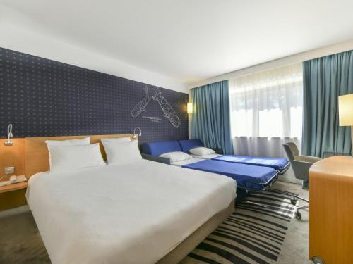 Habitación Standard con una cama doble y un sofá cama doble del hotel Novotel La Rochelle Centre