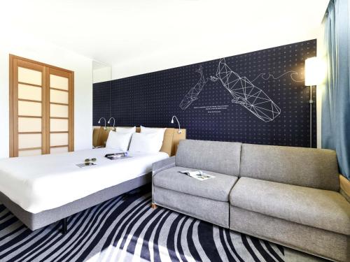 Habitación Standard con una cama doble y un sofá cama doble del hotel Novotel La Rochelle Centre. Foto 1