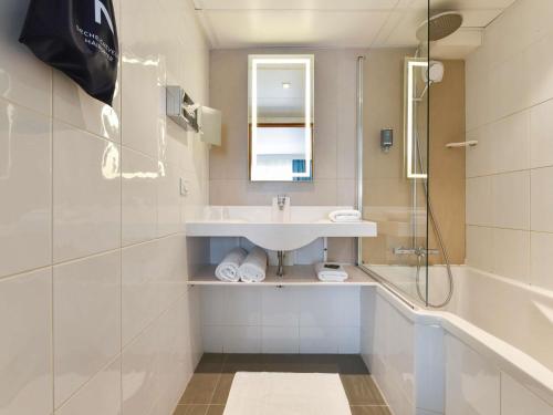 Habitación Standard con una cama doble y un sofá cama doble del hotel Novotel La Rochelle Centre. Foto 3