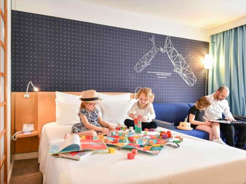 Habitación Standard con una cama doble y un sofá cama doble del hotel Novotel La Rochelle Centre. Foto 4