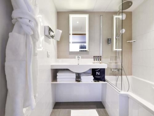 Habitación Standard con una cama doble y un sofá cama doble del hotel Novotel La Rochelle Centre. Foto 5