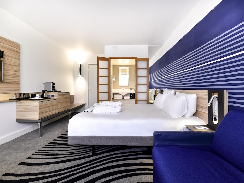Habitación Executive con una cama doble y sofá del hotel Novotel La Rochelle Centre. Foto 3